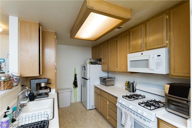 4861 South Torrey Pines Drive 106, Las Vegas, NV 89103