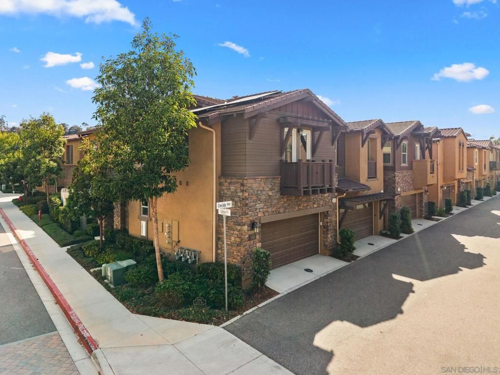 Image 3 of property listing at 3251 Crecida, Carlsbad, CA 92010