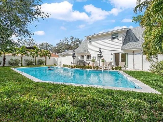 8067 123RD STREET, Seminole, FL 33772