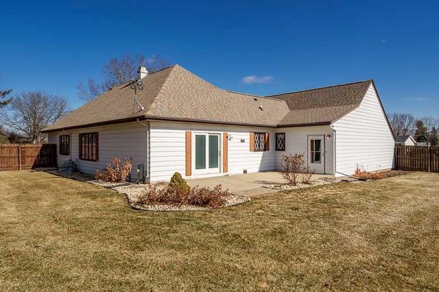 3168 S High Crest Road, Beloit, WI 53511