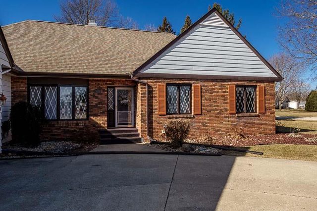 3168 S High Crest Road, Beloit, WI 53511