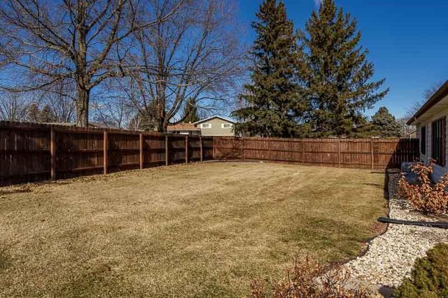 3168 S High Crest Road, Beloit, WI 53511
