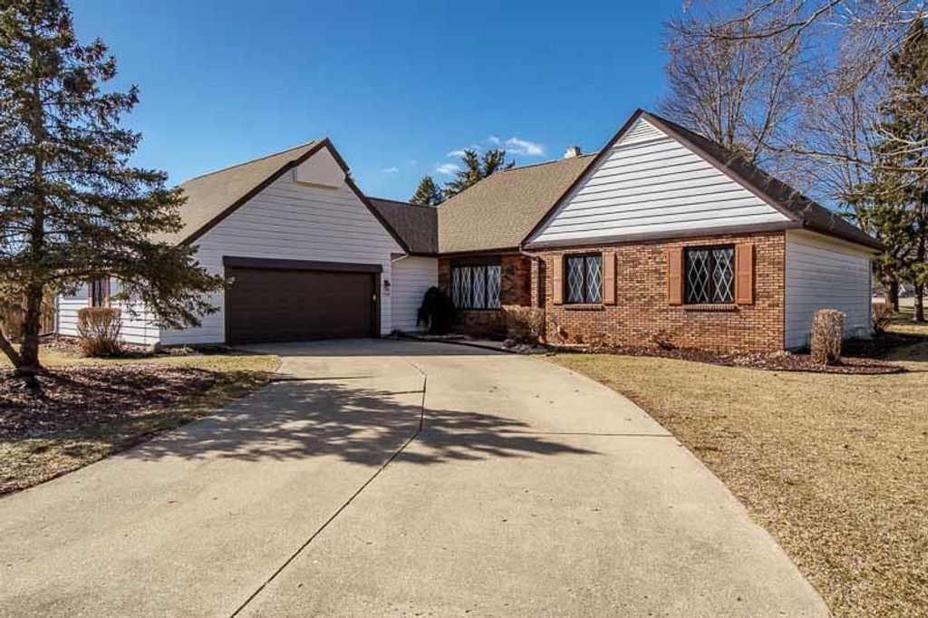 3168 S High Crest Road, Beloit, WI 53511
