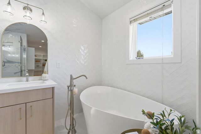 16 GATEHOUSE LN, Sandy, UT 84092