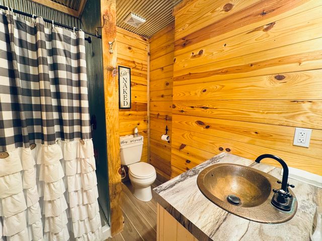 701 Sunset Valley, Mountain View, AR 72560