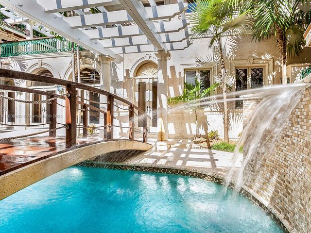 3504 Banyan Cir, Miami, FL 33133