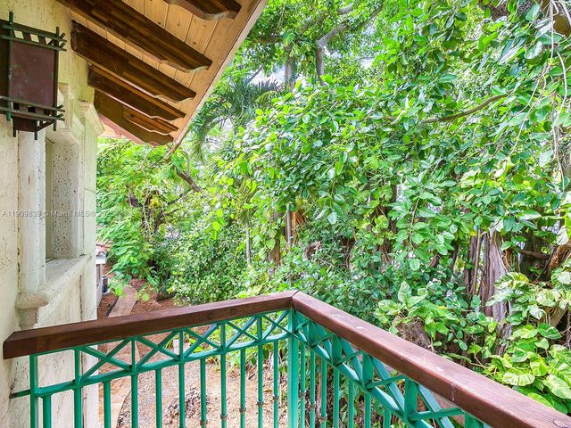 3504 Banyan Cir, Miami, FL 33133