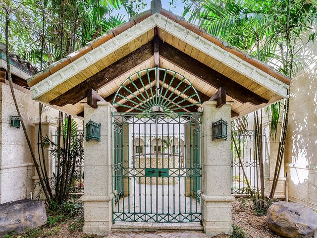 3504 Banyan Cir, Miami, FL 33133