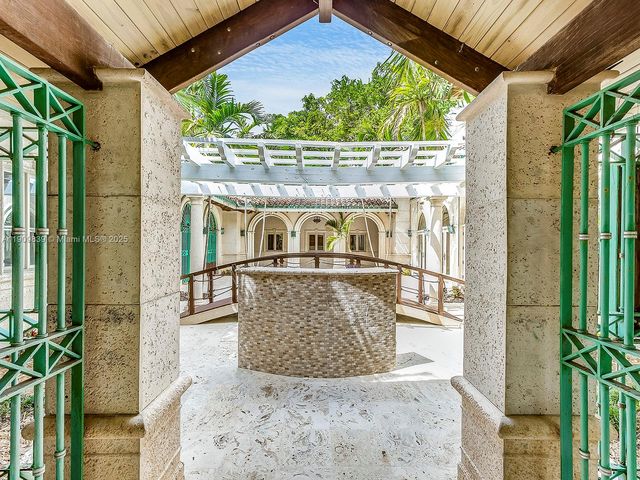 3504 Banyan Cir, Miami, FL 33133