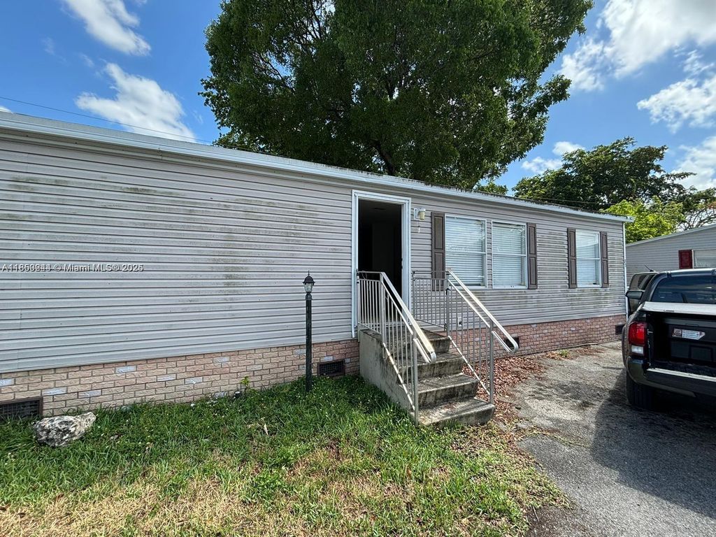 220 NE 12th Ave 37, Homestead, FL 33030