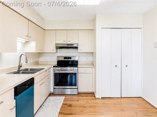 754 Ashley Circle, Rochester Hills, MI 48307