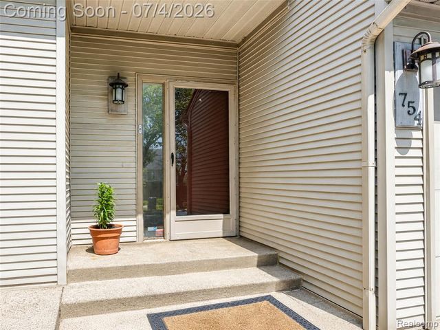 754 Ashley Circle, Rochester Hills, MI 48307