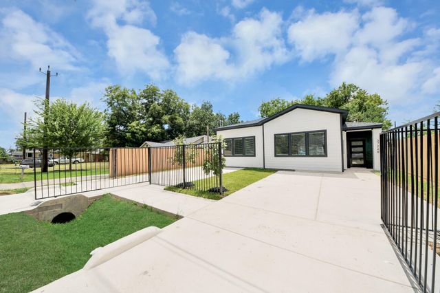3724 Rebecca Street, Houston, TX 77021