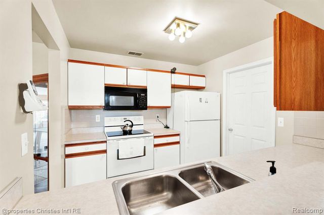 16832 Glenmoor Boulevard, Macomb, MI 48044