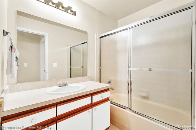 16832 Glenmoor Boulevard, Macomb, MI 48044