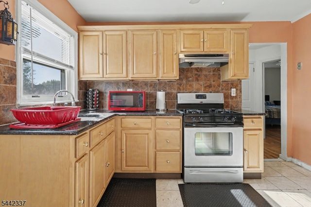 55 Stillman Ave, Bergenfield Boro, NJ 07621