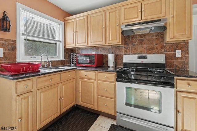 55 Stillman Ave, Bergenfield Boro, NJ 07621