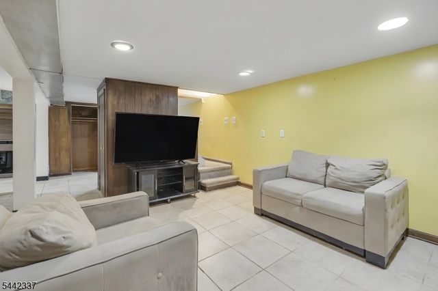 55 Stillman Ave, Bergenfield Boro, NJ 07621