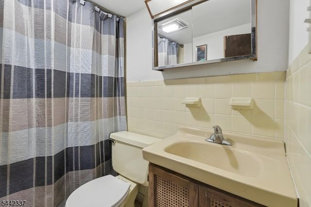 55 Stillman Ave, Bergenfield Boro, NJ 07621