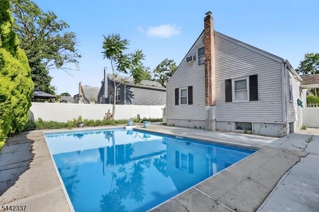 55 Stillman Ave, Bergenfield Boro, NJ 07621