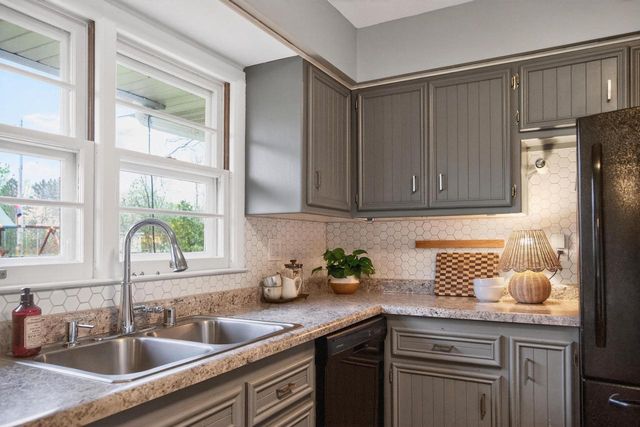 1704 El Rancho DRIVE, Mequon, WI 53092