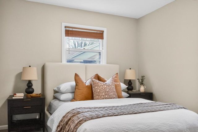 1704 El Rancho DRIVE, Mequon, WI 53092