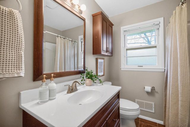 1704 El Rancho DRIVE, Mequon, WI 53092