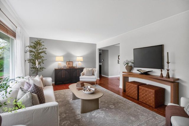 1704 El Rancho DRIVE, Mequon, WI 53092