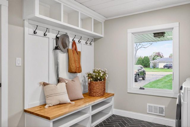 1704 El Rancho DRIVE, Mequon, WI 53092