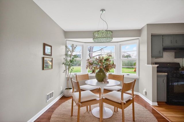 1704 El Rancho DRIVE, Mequon, WI 53092