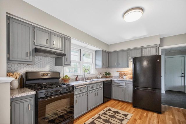 1704 El Rancho DRIVE, Mequon, WI 53092