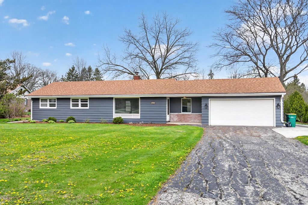 1704 El Rancho DRIVE, Mequon, WI 53092