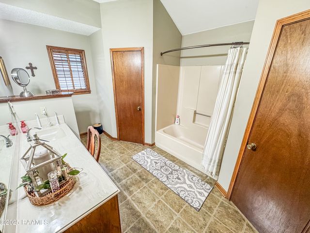 200 Babbling Brook Drive, Lafayette, LA 70506