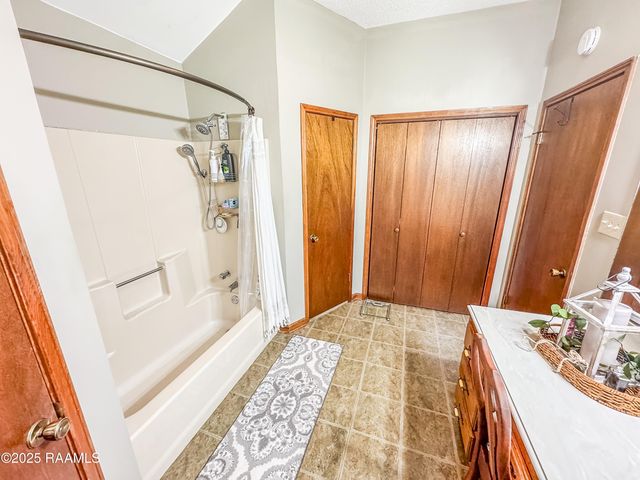 200 Babbling Brook Drive, Lafayette, LA 70506