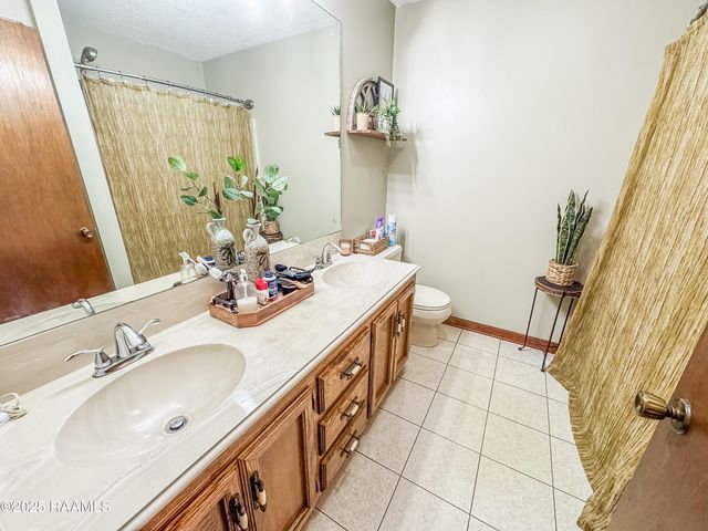 200 Babbling Brook Drive, Lafayette, LA 70506