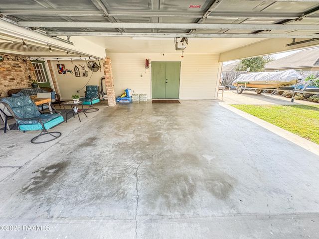 200 Babbling Brook Drive, Lafayette, LA 70506