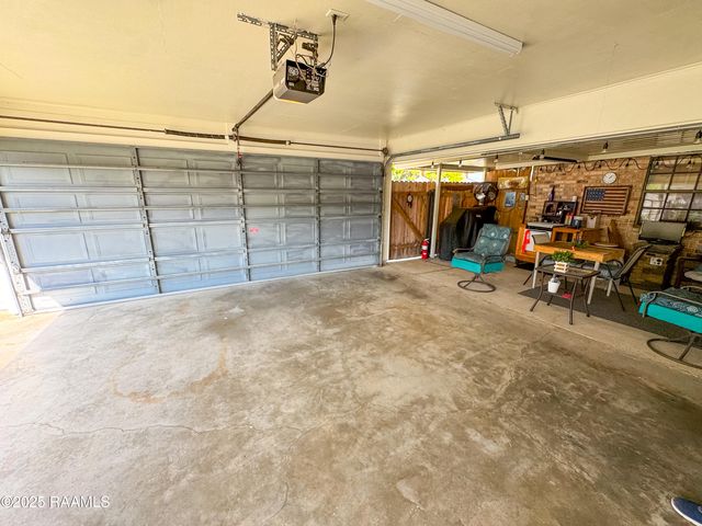 200 Babbling Brook Drive, Lafayette, LA 70506