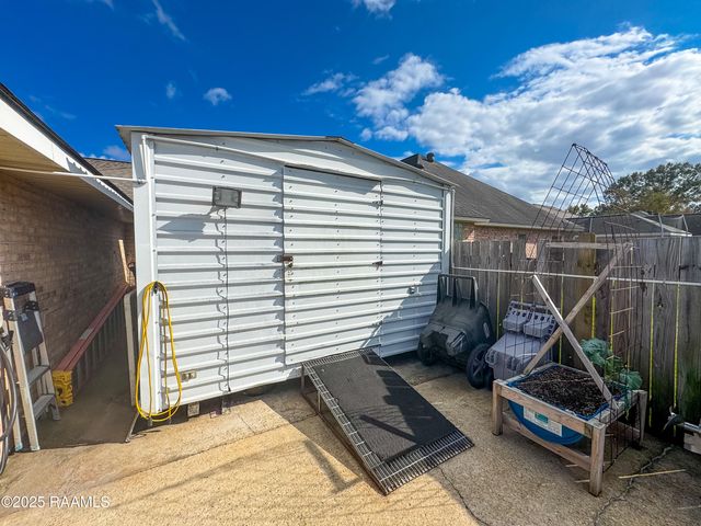 200 Babbling Brook Drive, Lafayette, LA 70506