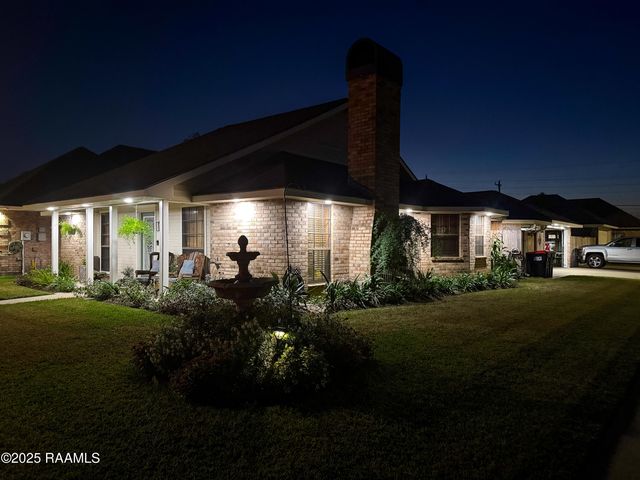 200 Babbling Brook Drive, Lafayette, LA 70506