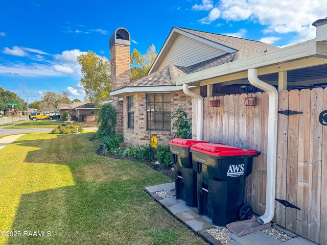 200 Babbling Brook Drive, Lafayette, LA 70506