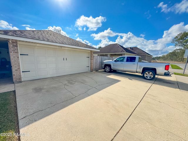 200 Babbling Brook Drive, Lafayette, LA 70506