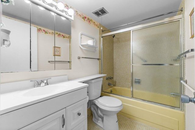 2 Golfs Edge D, West Palm Beach, FL 33417