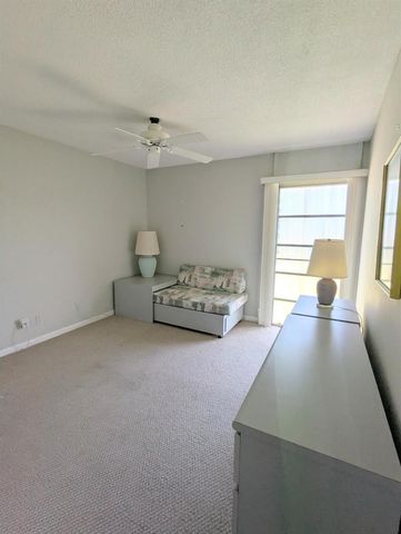 2 Golfs Edge D, West Palm Beach, FL 33417