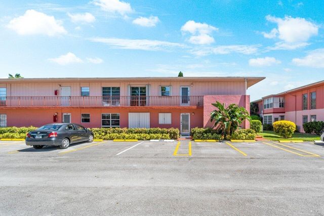 2 Golfs Edge D, West Palm Beach, FL 33417