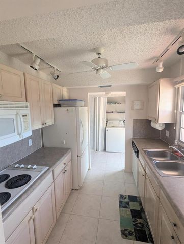 2 Golfs Edge D, West Palm Beach, FL 33417