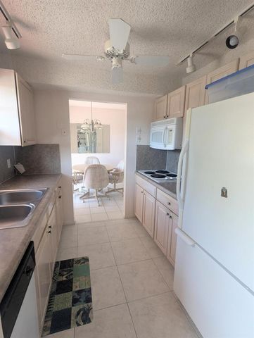 2 Golfs Edge D, West Palm Beach, FL 33417