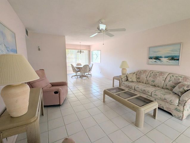 2 Golfs Edge D, West Palm Beach, FL 33417