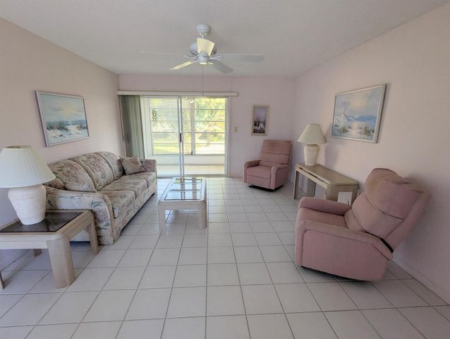 2 Golfs Edge D, West Palm Beach, FL 33417