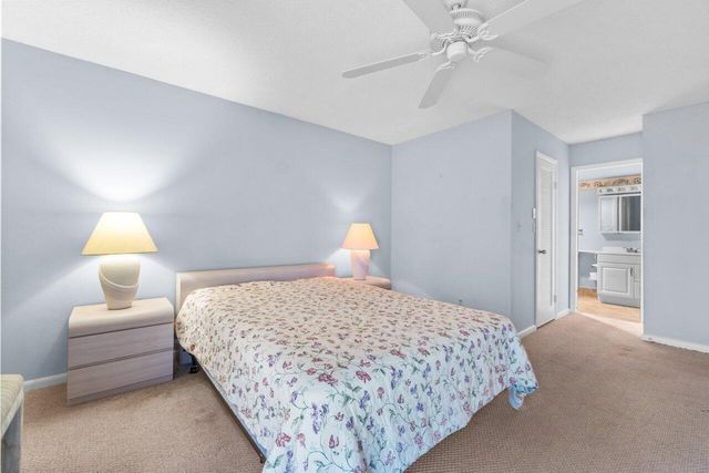 2 Golfs Edge D, West Palm Beach, FL 33417