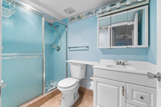 2 Golfs Edge D, West Palm Beach, FL 33417